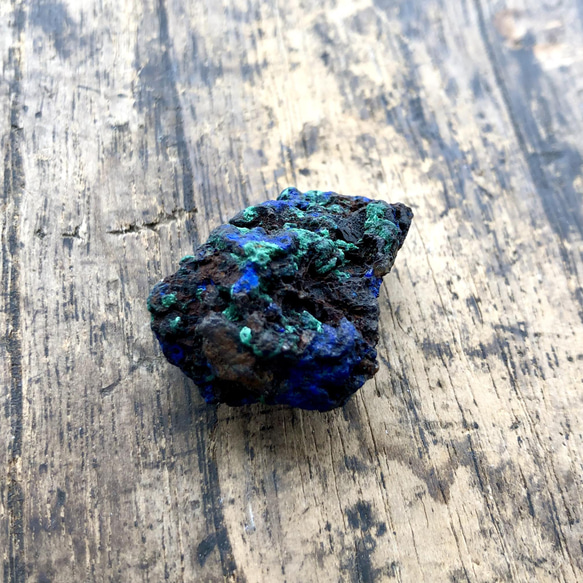 【一点もの】 アズライト 鉱物原石ブローチ 天然石 ハンドメイド アクセサリー (No.2315) 2枚目の画像