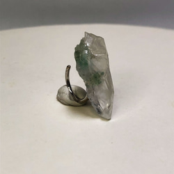【一点もの】 グリーンファントムクォーツ イヤーカフ 原石 鉱物 天然石 ハンドメイド アクセサリー (No.2522) 1枚目の画像