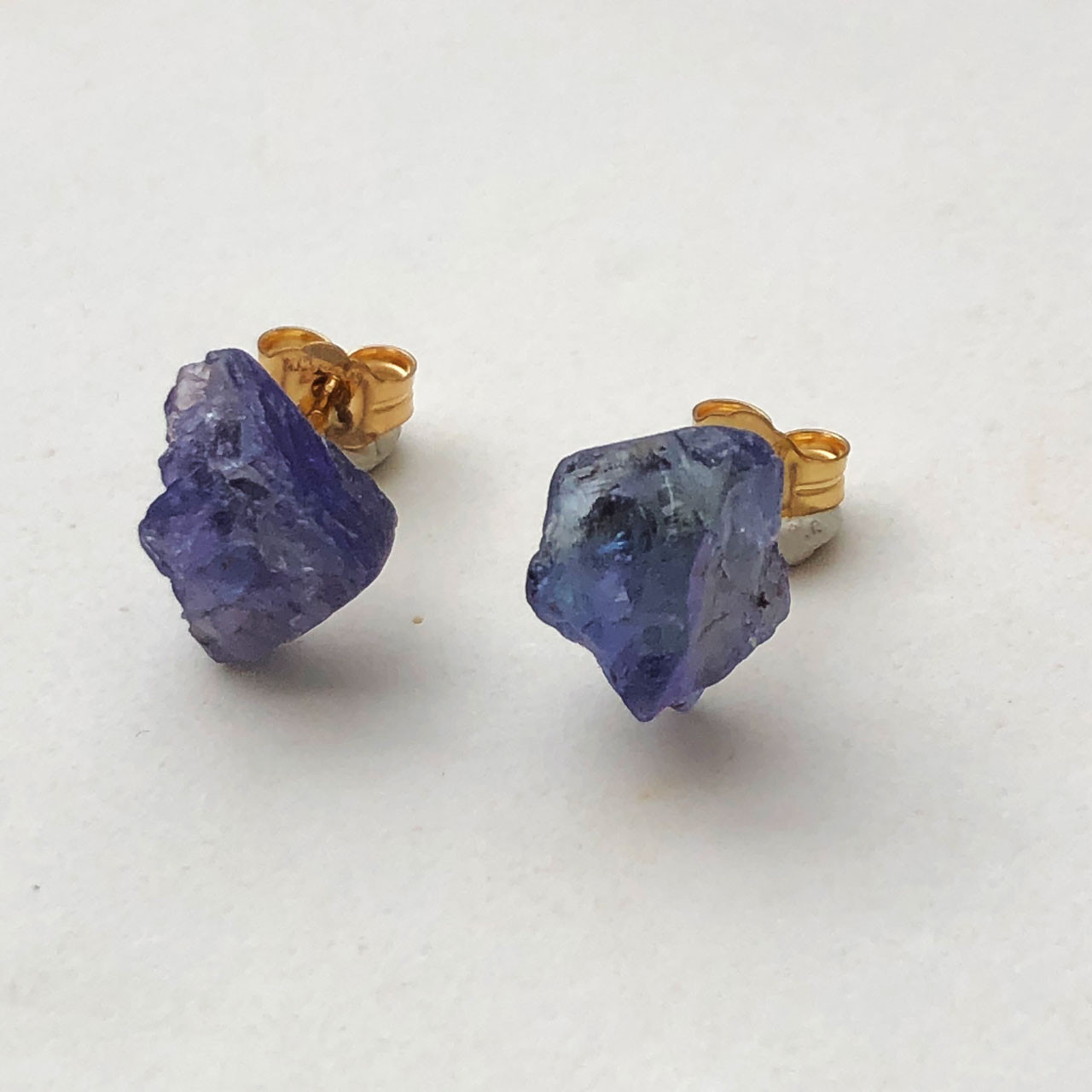 【一点もの】 タンザナイト 14kgfピアス 原石 鉱物 天然石 アクセサリー (No.2508)