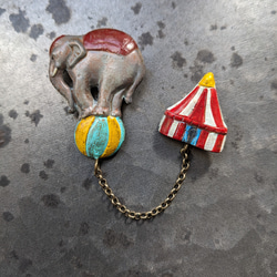 〈樹脂粘土〉ゾウとサーカステントのブローチ 1枚目の画像