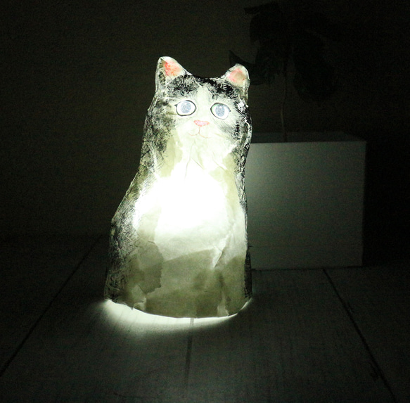 猫のランプシェード　ハチワレ 4枚目の画像