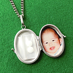 K18：ピルケースペンダント（薬の保全のため内部に硬質ガラス容器付