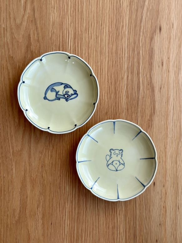 【京焼・清水焼】京都　水野春陽窯　青磁（黄色）　ほのぼのくまとたぬき　小皿　豆皿 3枚目の画像