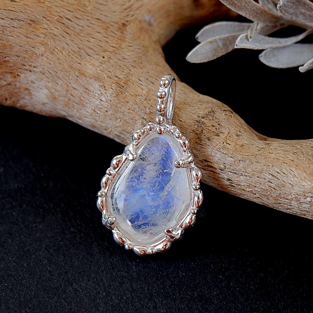 ～幻想的なブルーの輝き～　レインボームーンストーンの粒飾りペンダント フリーシェイプ　天然石アクセサリー　一点物