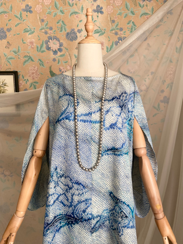 着物リメイク　総絞り　青色濃淡　花模様　ケープスリーブドレス　ハンドメイド 2枚目の画像