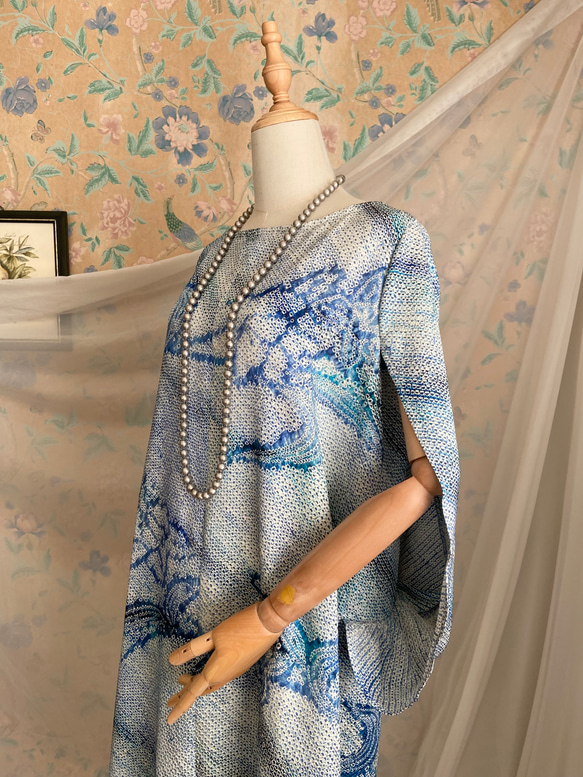 着物リメイク　総絞り　青色濃淡　花模様　ケープスリーブドレス　ハンドメイド 11枚目の画像