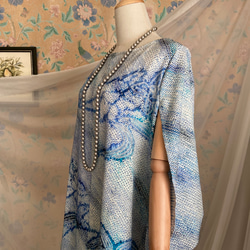 着物リメイク　総絞り　青色濃淡　花模様　ケープスリーブドレス　ハンドメイド 4枚目の画像