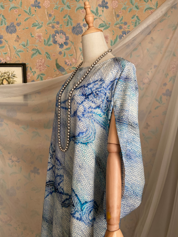 着物リメイク　総絞り　青色濃淡　花模様　ケープスリーブドレス　ハンドメイド 4枚目の画像