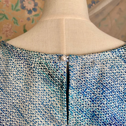着物リメイク　総絞り　青色濃淡　花模様　ケープスリーブドレス　ハンドメイド 12枚目の画像