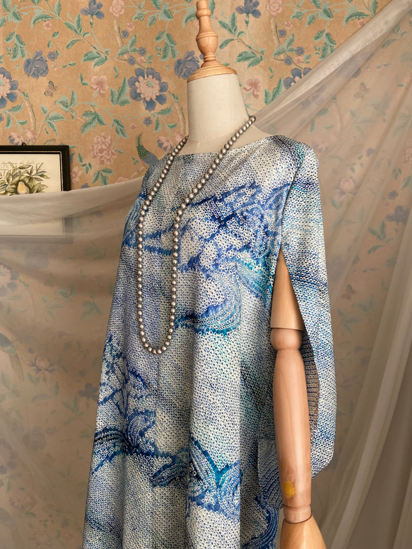 着物リメイク　総絞り　青色濃淡　花模様　ケープスリーブドレス　ハンドメイド 3枚目の画像