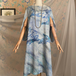 着物リメイク　総絞り　青色濃淡　花模様　ケープスリーブドレス　ハンドメイド 1枚目の画像