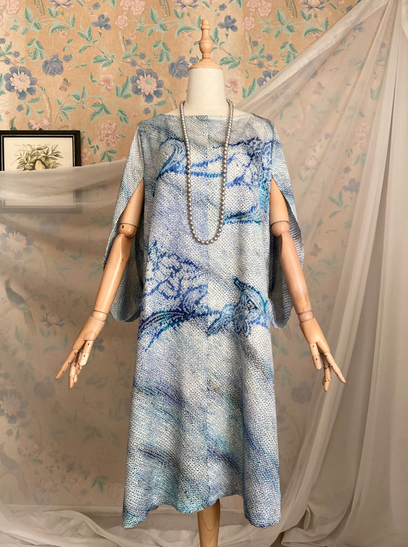 着物リメイク　総絞り　青色濃淡　花模様　ケープスリーブドレス　ハンドメイド 10枚目の画像