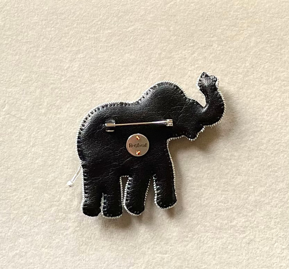 ビーズ刺繍のブローチ　-着飾った象　ホワイト- elephant 6枚目の画像