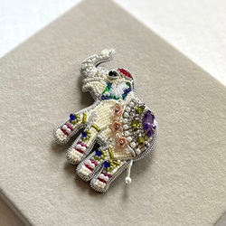 ビーズ刺繍のブローチ　-着飾った象　ホワイト- elephant 5枚目の画像