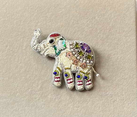 ビーズ刺繍のブローチ　-着飾った象　ホワイト- elephant 3枚目の画像