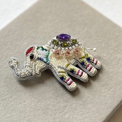 ビーズ刺繍のブローチ　-着飾った象　ホワイト- elephant 4枚目の画像