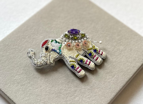 ビーズ刺繍のブローチ　-着飾った象　ホワイト- elephant 4枚目の画像