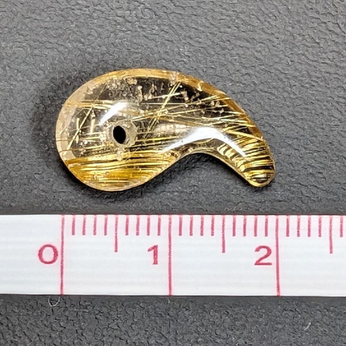 黄金色の金針がカッコいい】一点物 ゴールドルチル 勾玉