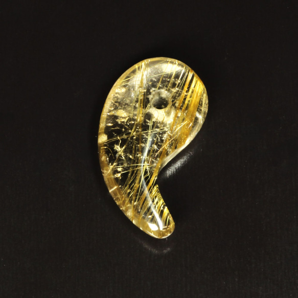 黄金色の金針がカッコいい】一点物 ゴールドルチル 勾玉 Mr126 力