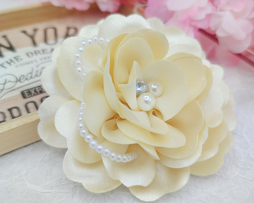 コサージュ ブローチ カメリア ハンドメイド 卒業 結婚式 花 ベージュ