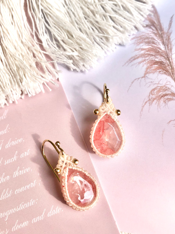 さざれ石のレジンアクセサリー、マクラメピアス／イヤリング(ローズ