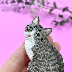 【受注製作】見返りキジトラ猫の刺繍ブローチ 3枚目の画像