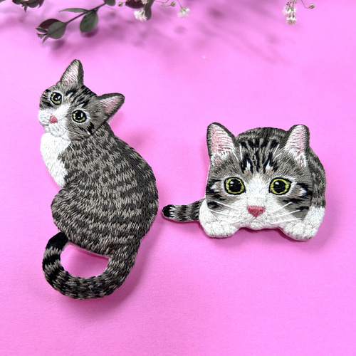 受注製作】見返りキジ白猫の刺繍ブローチ ブローチ la_omame