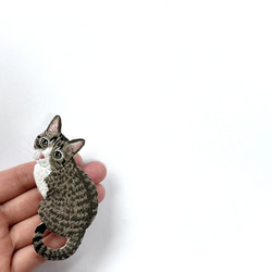 【受注製作】見返りキジトラ猫の刺繍ブローチ 6枚目の画像