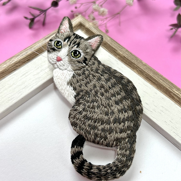 【受注製作】見返りキジトラ猫の刺繍ブローチ 2枚目の画像