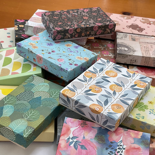受注製作】見返りキジ白猫の刺繍ブローチ ブローチ la_omame