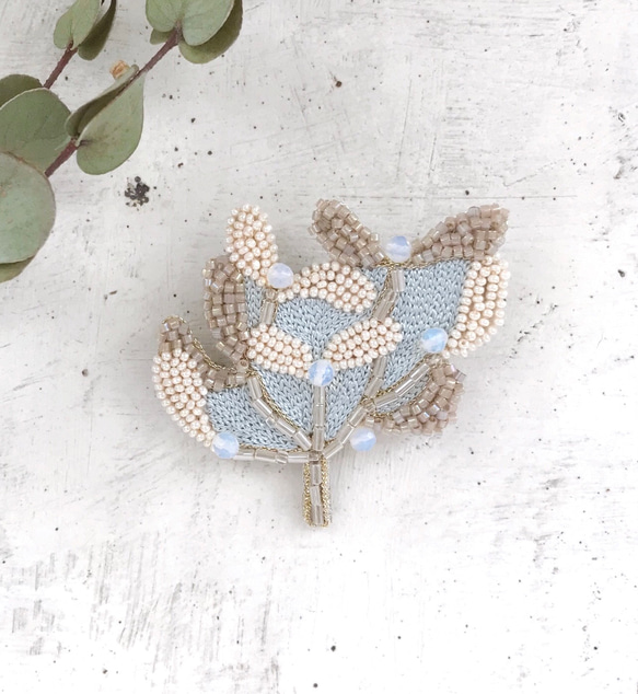 オートクチュールビーズ刺繍ブローチ  ヤドリギ(ベージュ×ペールブルー) 1枚目の画像