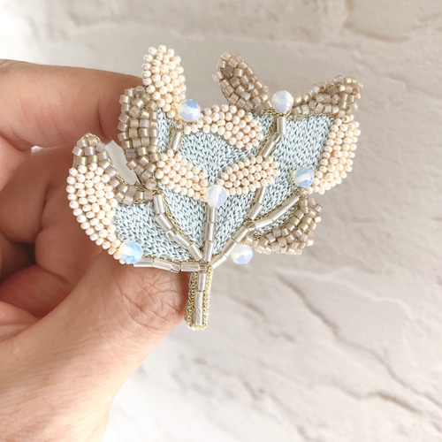 オートクチュールビーズ刺繍ブローチ ヤドリギ(ベージュ×ペール