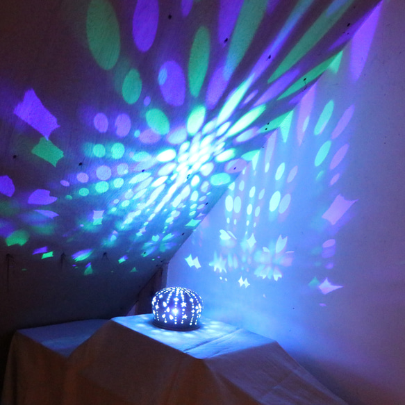電池式LED陶器ランプシェード『手毬・桜』（LS03）は通販やす波窯の手作り照明です 1枚目の画像
