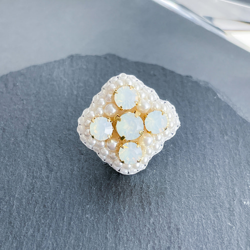 090　K18　ホワイトオパール　ピンブローチ　ブローチ　オパール ホワイトオパールのピンブローチ ブローチ Bell 通販 17170178