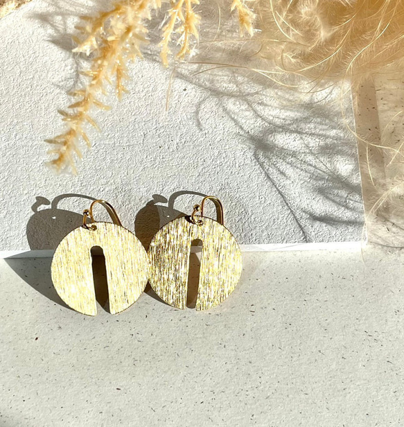 〝日影〟真鍮アクセサリー 1枚目の画像