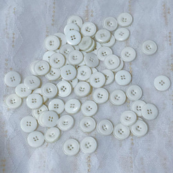 66.N文字白色樹脂ボタン　50個　ハンドメイドパーツ素材 1枚目の画像
