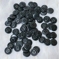 68.黒色樹脂ボタン　50個　ハンドメイドパーツ素材 1枚目の画像