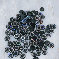 71.黒色樹脂ボタン　100個　ハンドメイドパーツ素材 1枚目の画像