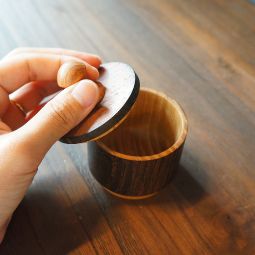 ニャンコ先生　マニーローズ木製蓋陶器小物入れ ユキヒョウ キャニスター 蓋つき小物入れ リボン ねこ・大型ネコ
