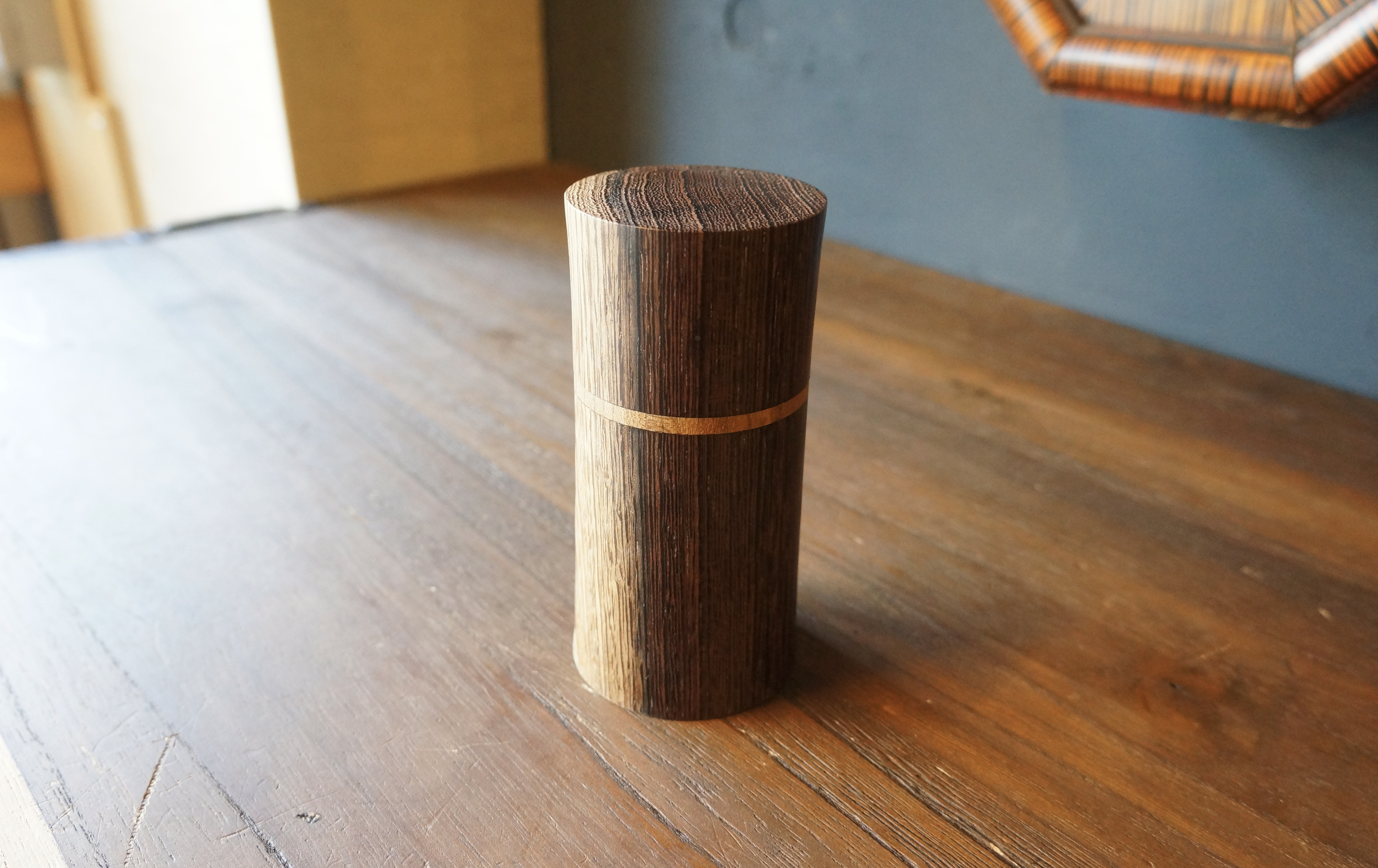 アウトドアのお供にコーヒー豆を少しだけ　天然木のキャニスター　【木　木製　調味料入れ】＃134　ウェンジ、ニレ