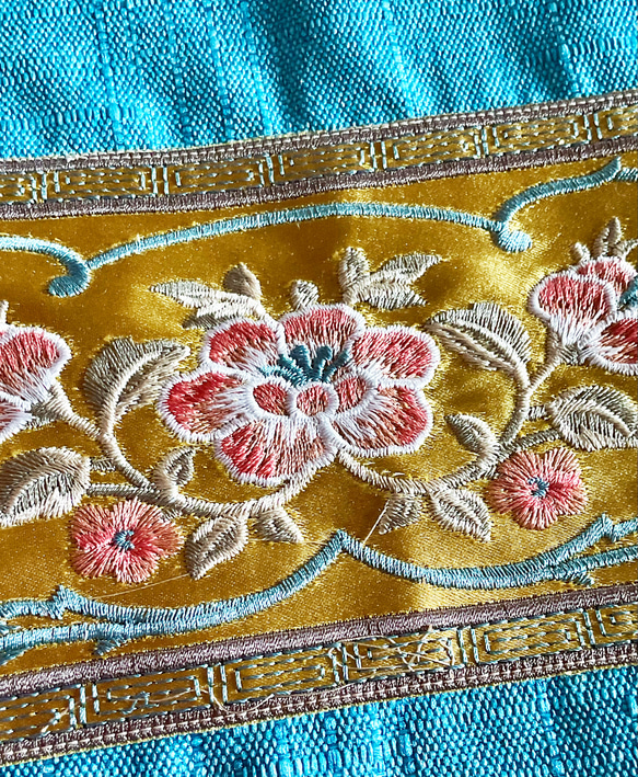 刺繍ブレードの小さなクッションカバー（花） 2枚目の画像