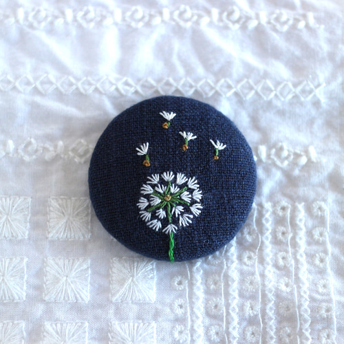 たんぽぽ＊手刺繍のブローチ【M】紺 ブローチ chai&stroll 通販
