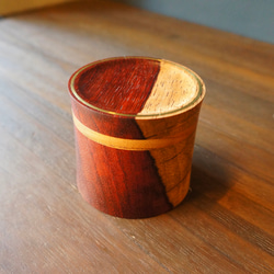 フタ部分にもちょこっと置きができる 天然木のアクセサリー