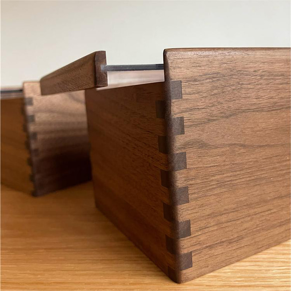 咖啡廳固定裝置 胡桃木 木質展櫃 壓克力盒 人物盒 第7張的照片