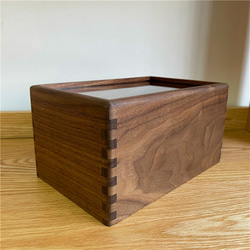 カフェ什器 ウォールナッツの木 木製ショーケース アクリルケース フィギュアボックス 3枚目の画像