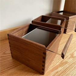 咖啡廳固定裝置 胡桃木 木質展櫃 壓克力盒 人物盒 第6張的照片