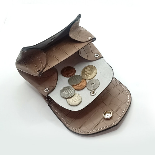 【ハンドメイド】クロコ型押革と黒ヌメ革の掌サイズのコンパクトウォレット ハンドメイド】クロコ型押革と黒ヌメ革の掌サイズのコンパクト