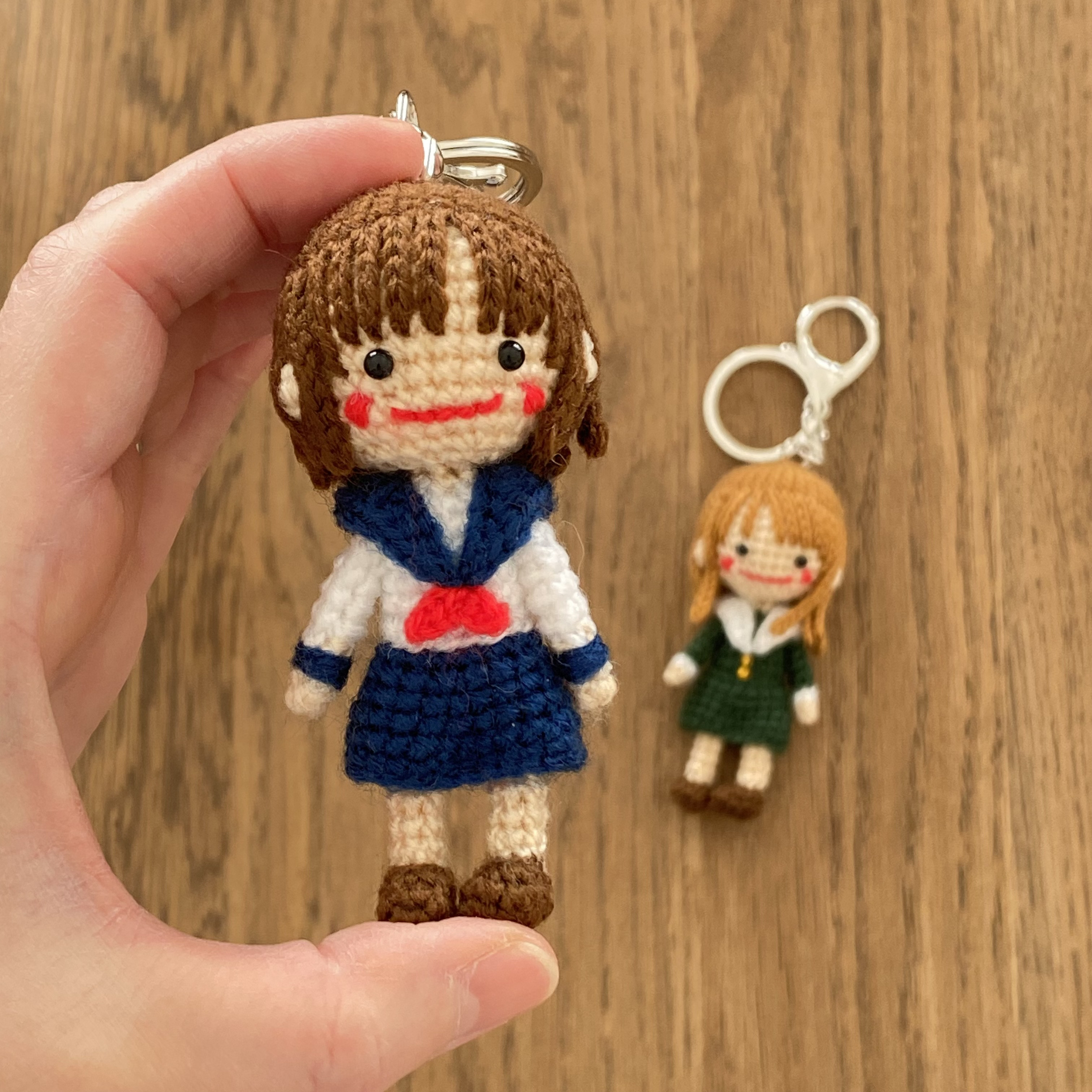 小さなあみぐるみキーホルダー♪セーラー服の女の子 あみぐるみ