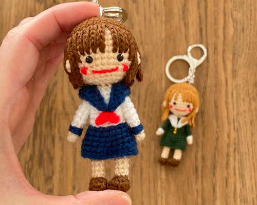 小さなあみぐるみキーホルダー♪セーラー服の女の子 あみぐるみ
