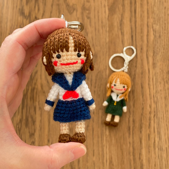 小さなあみぐるみキーホルダー♪セーラー服の女の子 あみぐるみ